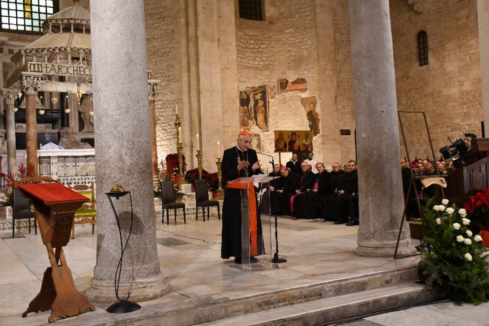 Il cardinale Matteo Zuppi nella Basilica di San Nicola a Bari. Un momento dell'incontro ecumenico di preghiera per la la pace - Siciliani