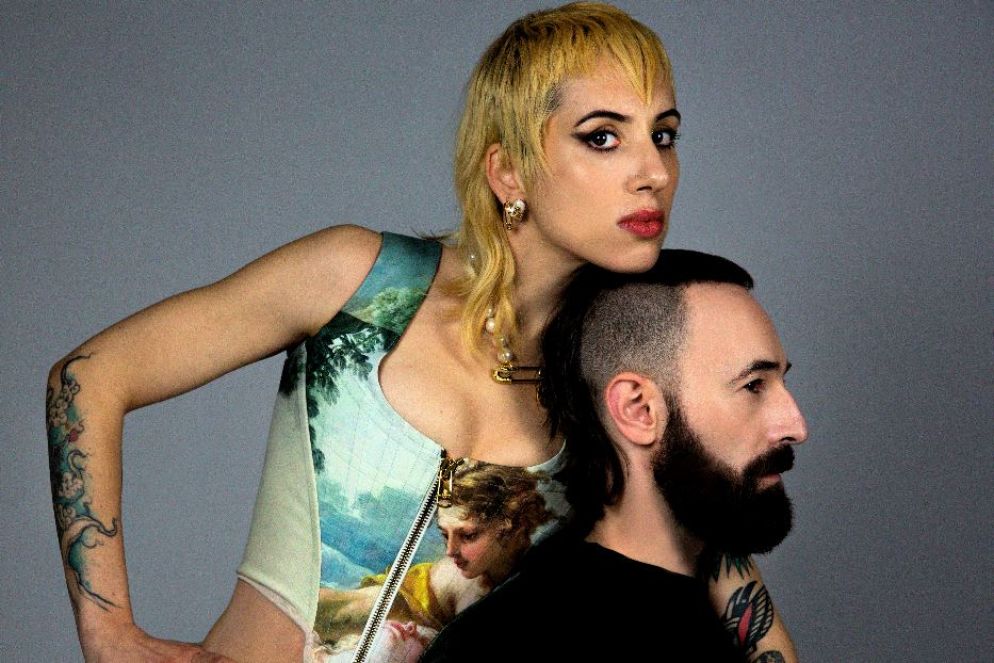 Sempre elegante il duo indie Coma Cose fra in 28 Bg