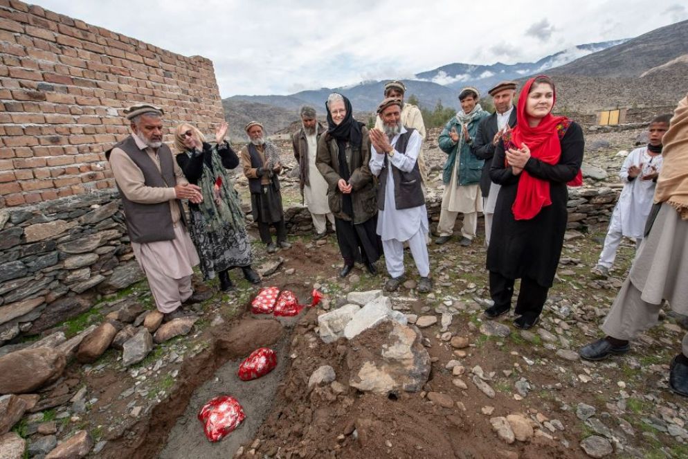 Laura Quagliuolo in un villaggio vicino a Jalalabad per l'inaugurazione di un ambulatorio - Cisda
