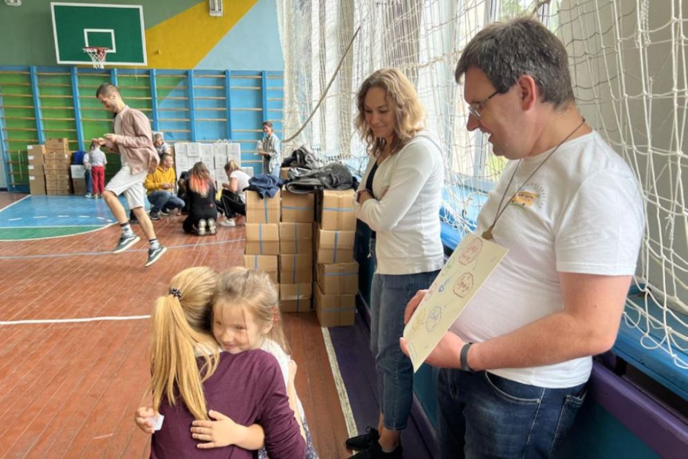Il salesiano don Maksim Ryabukha, vescovo eletto in Donetsk, con i ragazzi durante l'oratorio - Gambassi