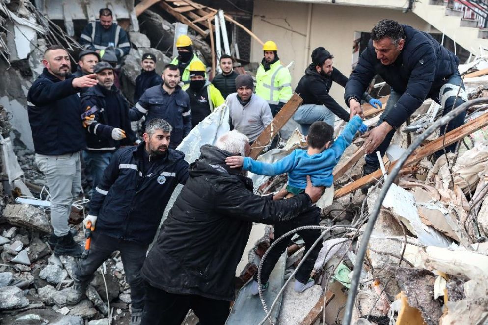 Il piccolo Yigit Cakmak, 8 anni, è stato estratto vivo dalle macerie ad Hatay dopo quasi 52 ore. Appare in buone condizioni - Ansa