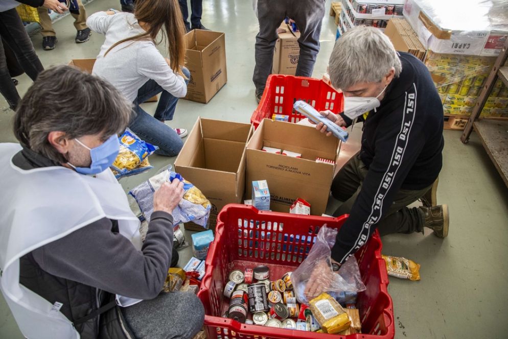 Si dividono gli alimenti raccolti - foto Perego