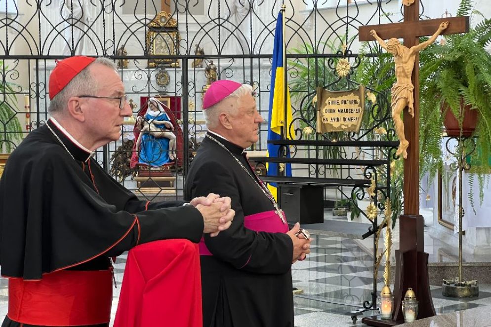 Il cardinale Parolin nella Cattedrale latina di Odessa con il vescovo Stanislav Szyrokoradiuk - Gambassi