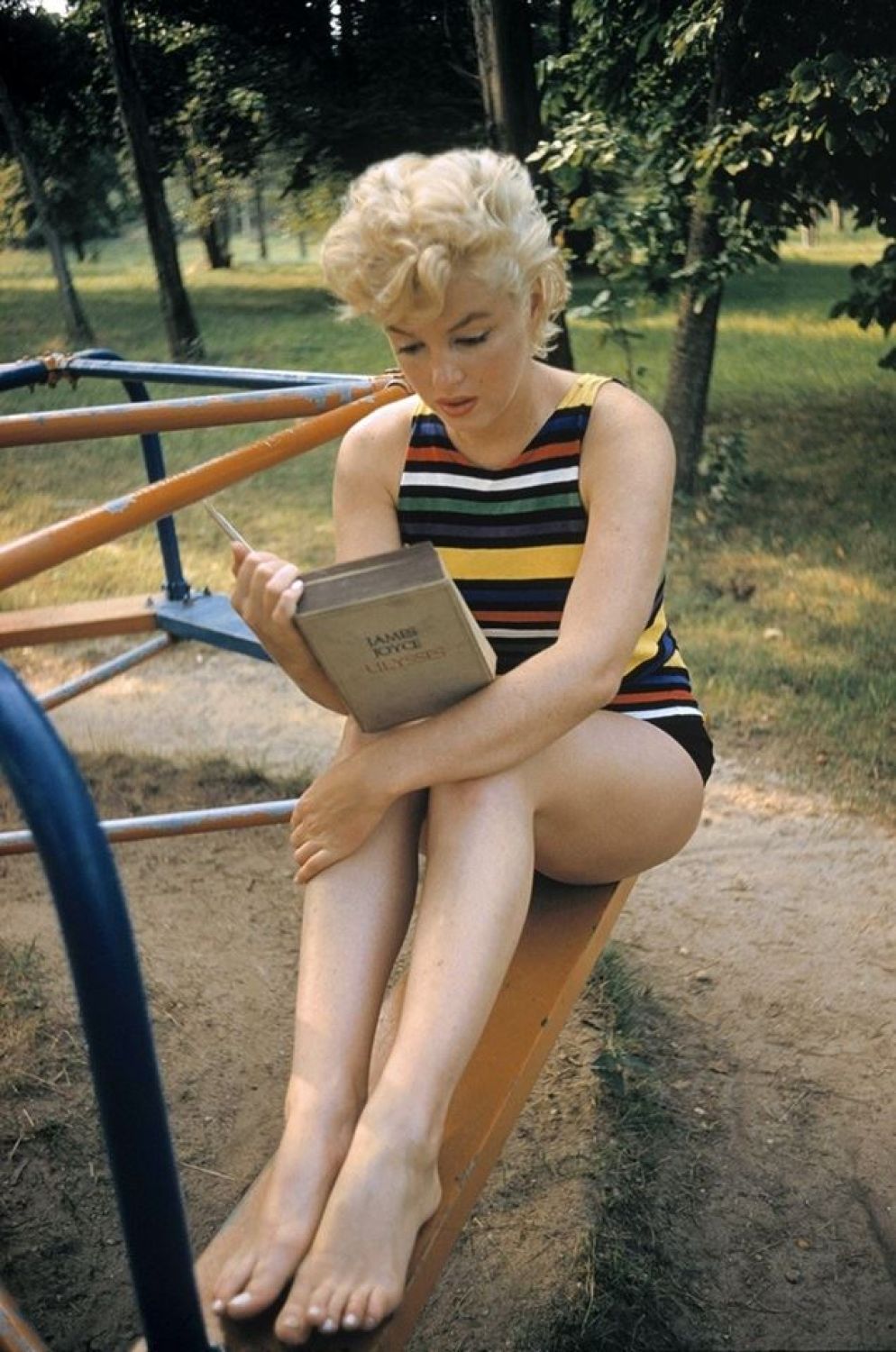 In mostra a Forlì, Musei di San Domenico, "Eve Arnold. L’opera, 1950-1980": l'attrice Marilyn Monroe mentre legge "Ulisse" di James Joyce,Long Island,New York,USA,1955 - © Eve Arnold / Magnum Photos