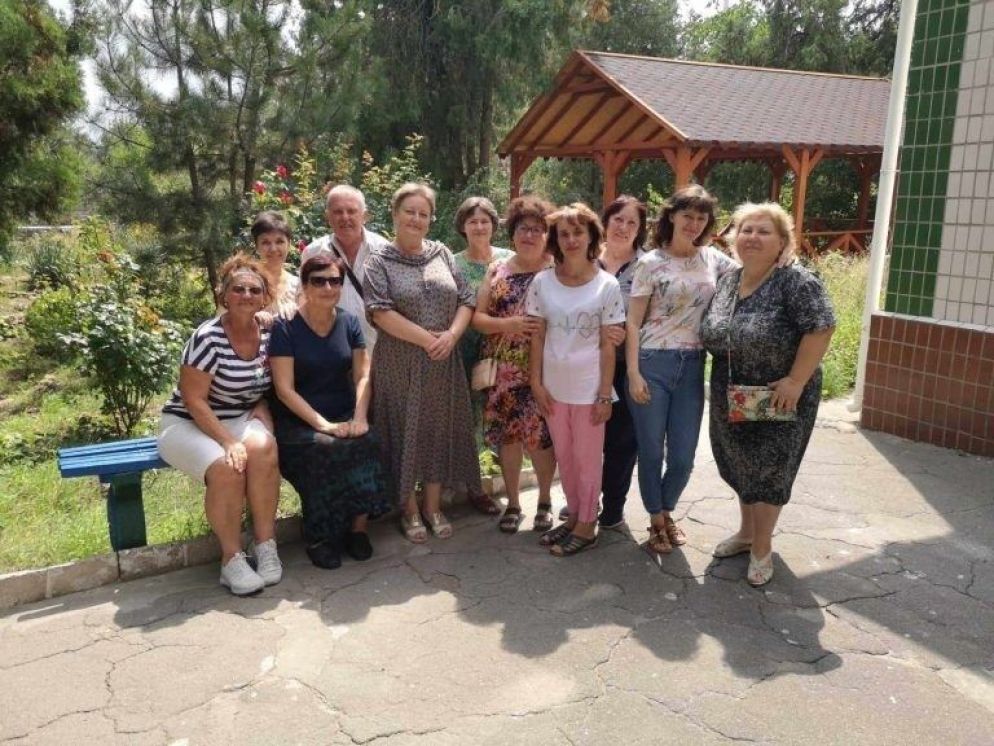 Natalya Kholmatova, la seconda da sinistra, con le sue colleghe di istituto a Kherson - Social Network