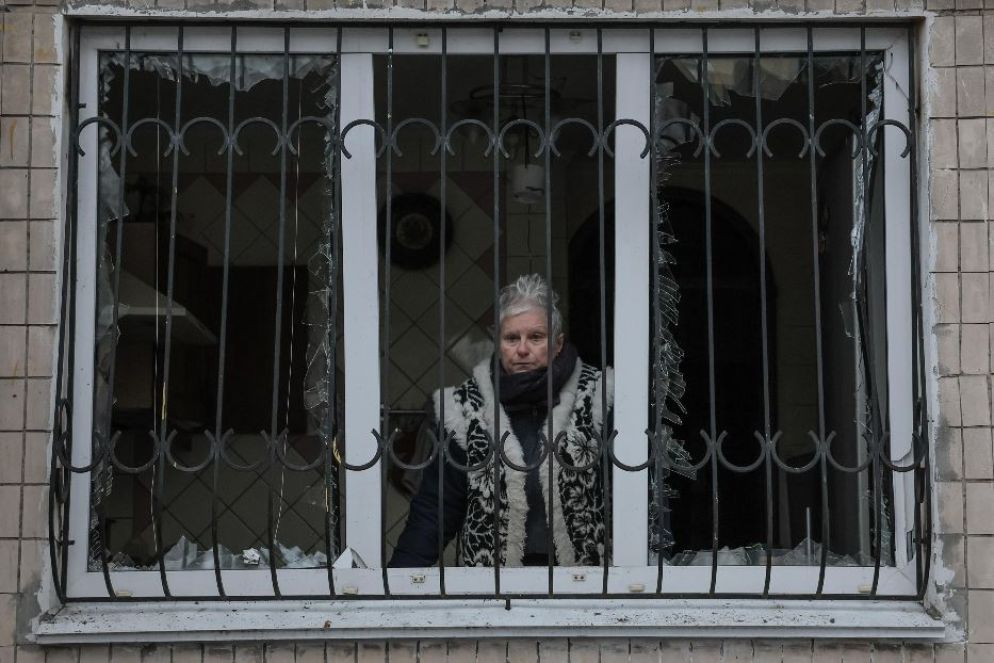 Una donna di Kiev che ha visto la sua casa danneggiata nell'ultimo attacco missilistico sulla capitale - Ansa