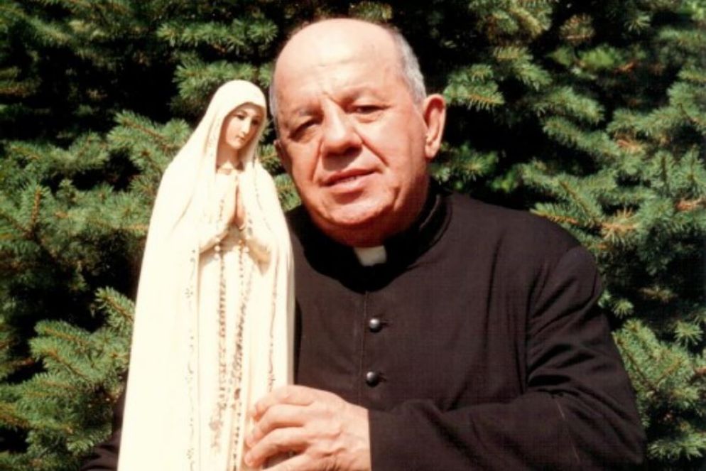 Don Stefano Gobbi con la statua della Madonna a cui era molto devoto - Ufficio comunicazioni diocesi Como