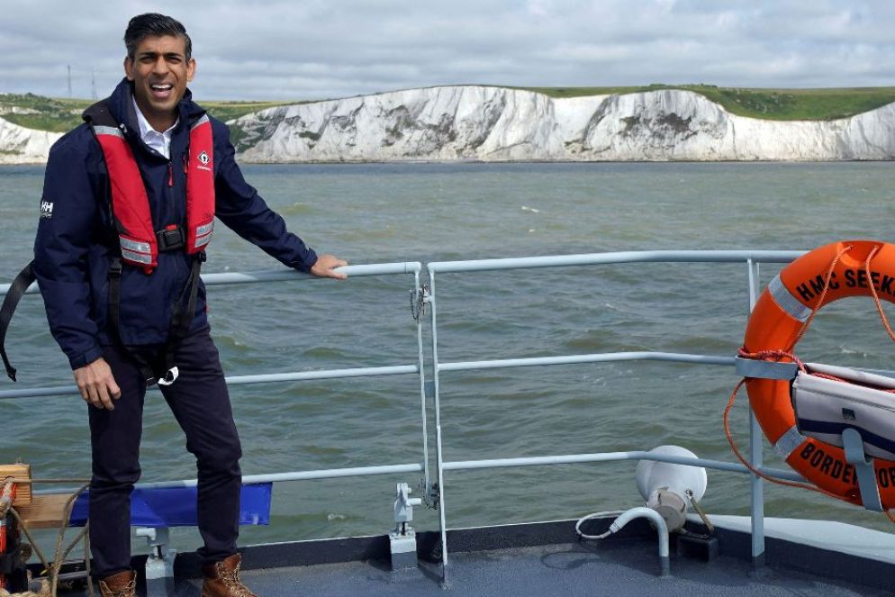 Il premier britannico Rishi Sunak a bordo della "HMC Searcher", una delle navi usate dalla guardia di costiera per controllare le acque territoriali del Regno Unito - Reuters