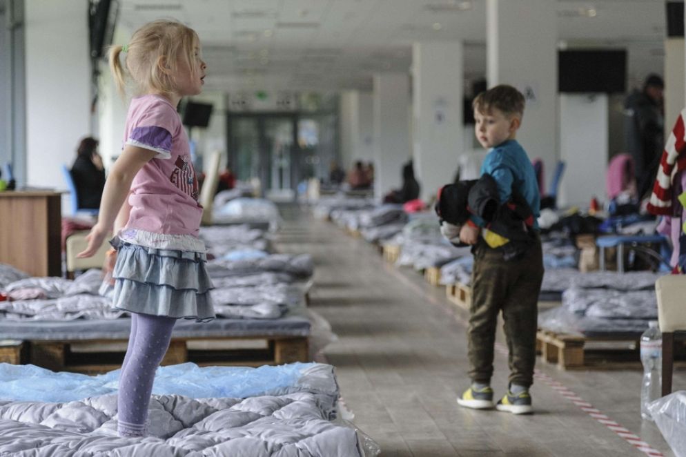 Sono soprattutto donne e bambini i rifugiati ospitati nelle scuole di Leopoli - Ansa