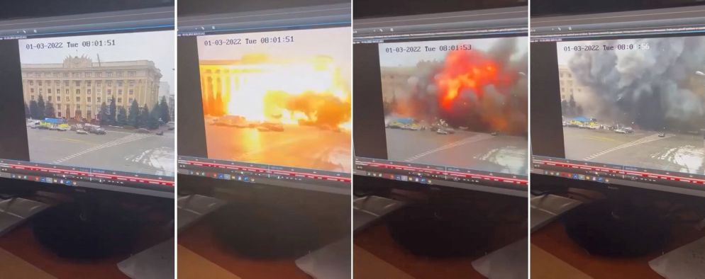 Il bombardamento del municipio di Kharkiv, questa mattina - Reuters