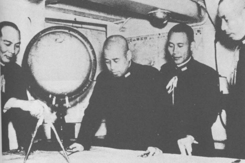 L'ammiraglio Yamamoto (al centro) attorniato da alcuni dei suoi collaboratori: da sinistra, gli ufficiali Ugaki, S. Fuji e Y. Watanabe - WikiCommons