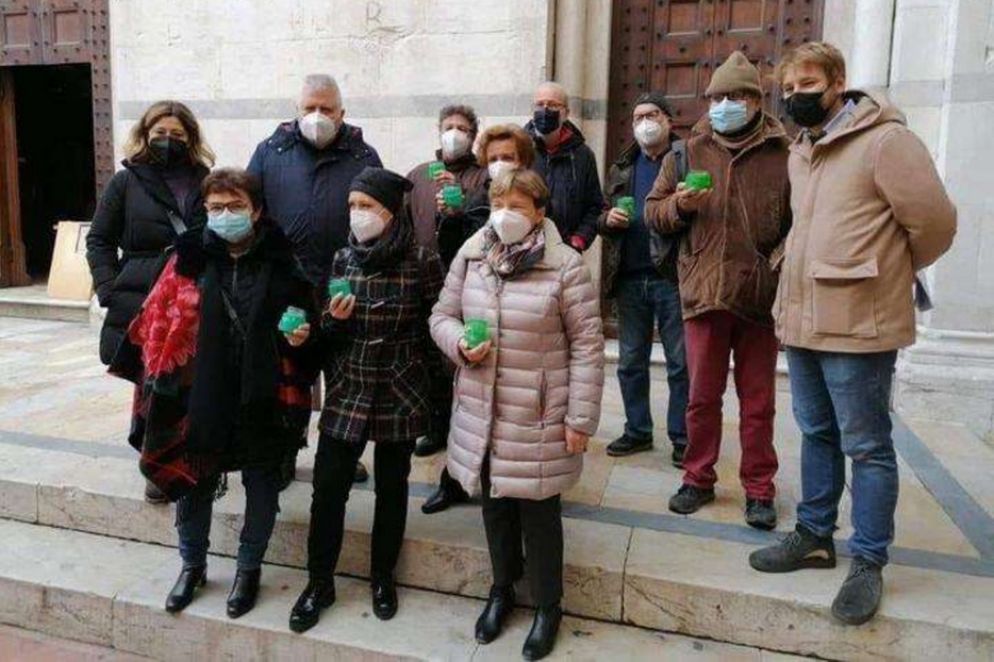 Il momento pubblico convocato di fronte alla centralissima Chiesa di San Michele in Borgo di Pisa per lanciare l'iniziativa e a cui sono state mostrate anche alcune delle lanterne realizzate dai bambini del campo rom di Coltano - Dal gruppo Facebook