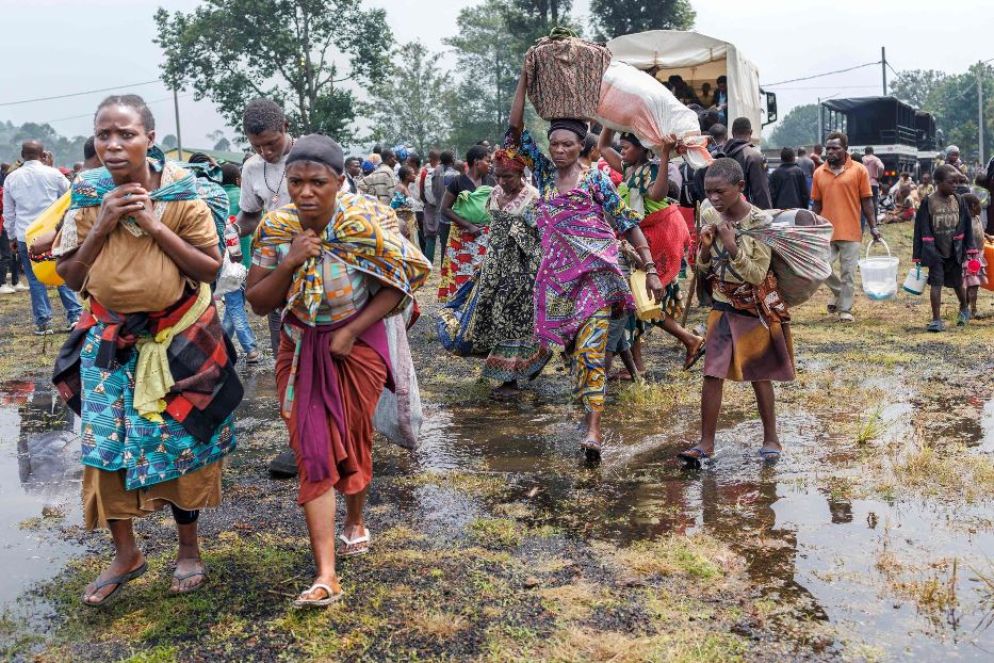 L'arrivo di un gruppo di sfollati da Goma nel campo di treabnsito di Rugerero, vicino Gisenyi in Ruanda - Ansa