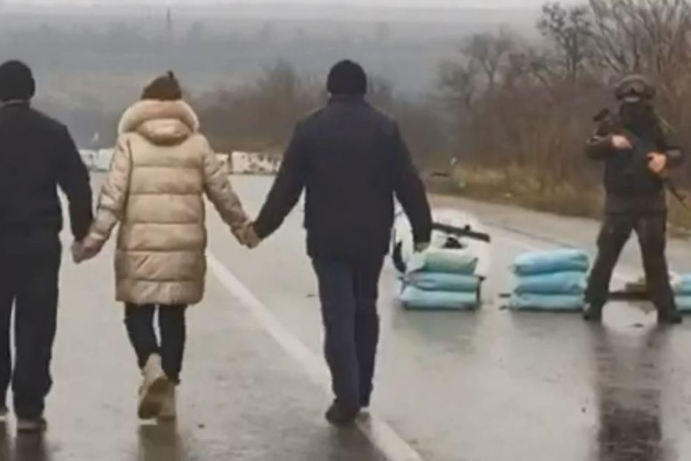Il fotogramma di uno dei video con le espulsioni degli ucraini "sgraditi" dai territori occupati - Avvenire/Telegram