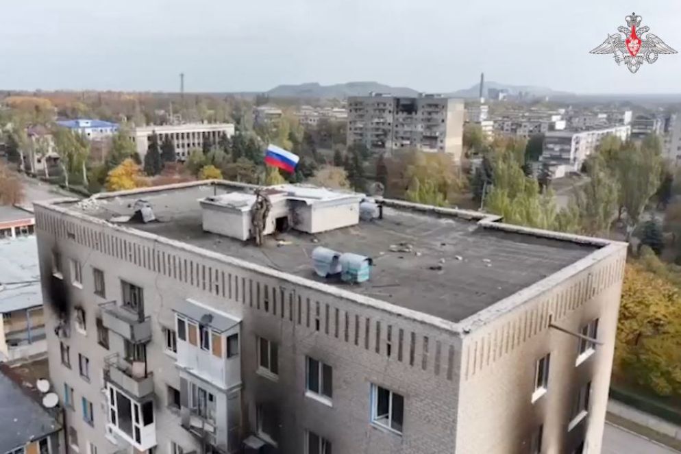 La bandiera russa issata a Selydove, cittadina conquistata da Mosca nella regione di Donetsk, nell'immagine diffusa dal ministero della Difesa russo - Reuters