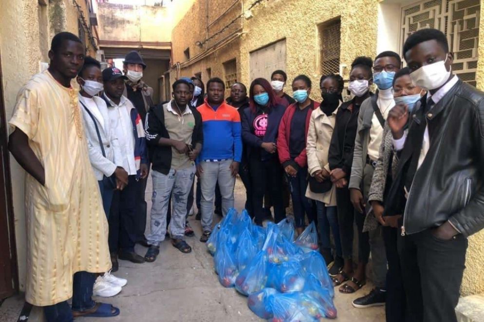Il movimento cattolico di solidarietà studentesca consegna gli aiuti ai migranti maliani in Marocco - @dioceserabat