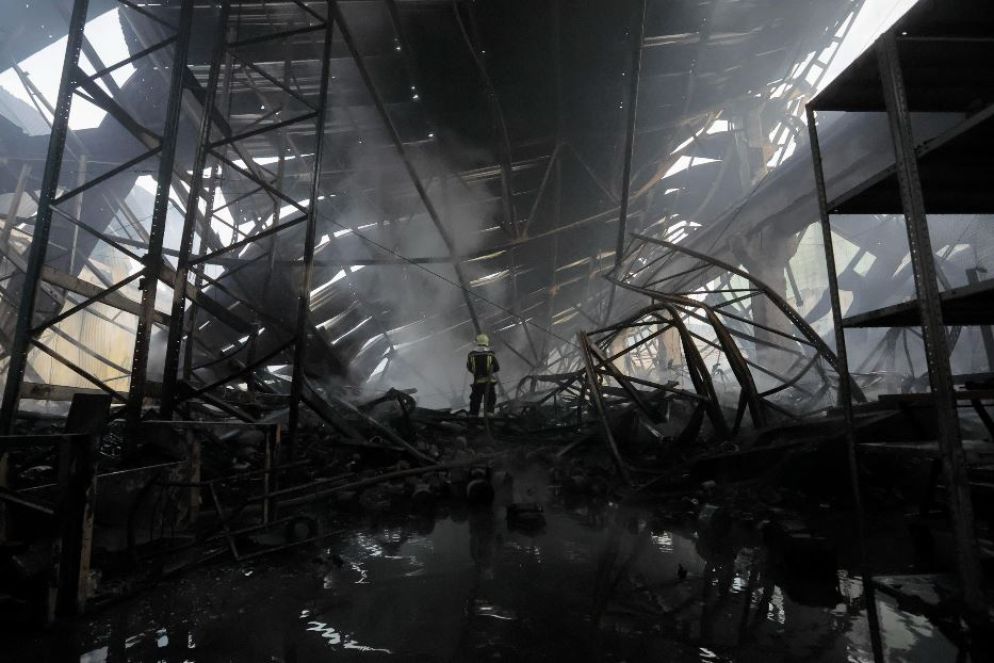 Il magazzino edile devastato e incendiato durante l'attacco missilistico russo a Kiev - Ansa