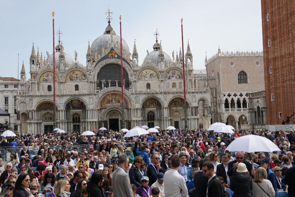I fedeli in Piazza San Marco - Ansa