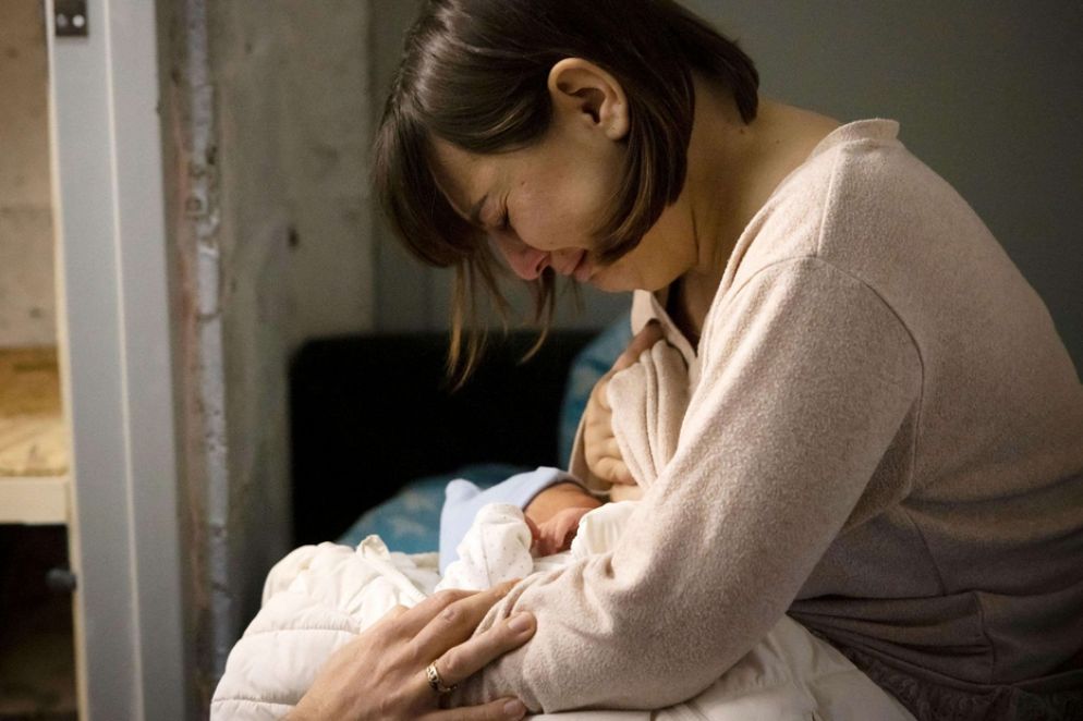 Una madre ucraina col suo bambino in un rifugio