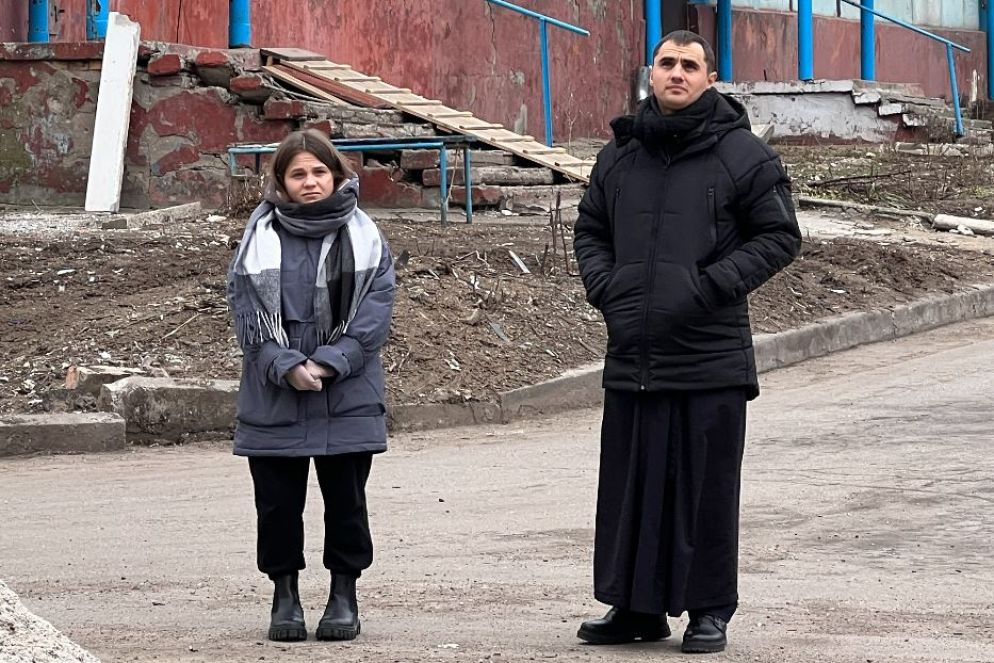 Padre Oleksandr Bogomaz, il prete 34enne cacciato dai territori occupati, lungo le strade di Zaporizhzhia - Gambassi