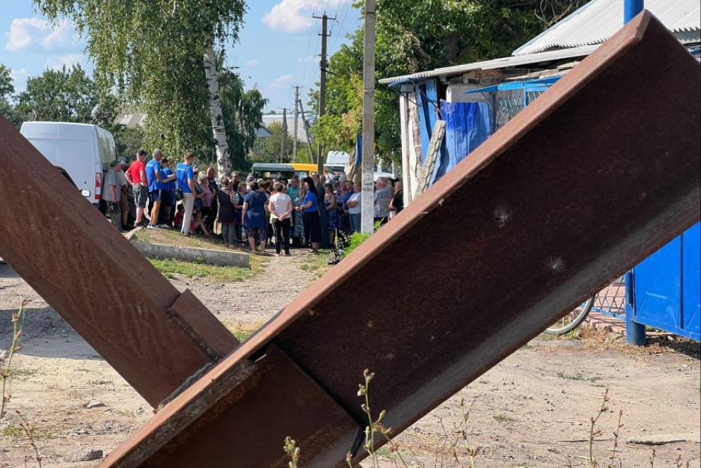 L'arrivo degli aiuti umanitari nel villaggio di Shestakove lungo la frontiera russa e a ridosso del fronte nella direttrice di Vovchansk - Gambassi