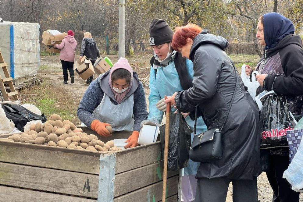 I poveri di guerra ricevono cibo e beni di prima necessità davanti alla Cattedrale greco-cattolica di Kharkiv - Gambassi