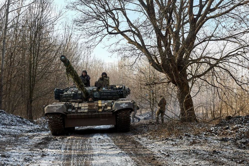 Un carro armato ucraino nella regione di Kharkiv lungo la frontiera con la Russia - Ansa