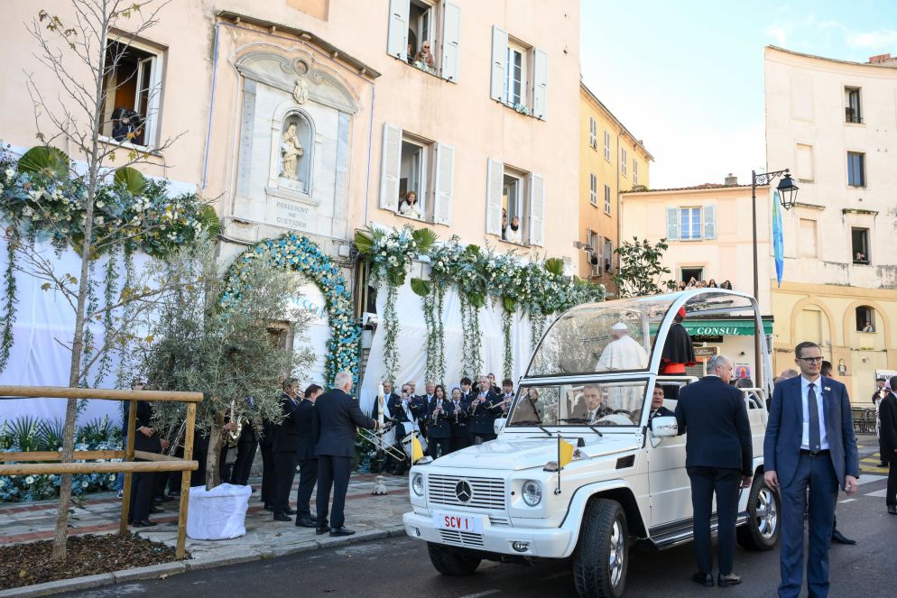 Il papa si ferma in preghiera davanti alla statua della "Madonnuccia" - ANSA