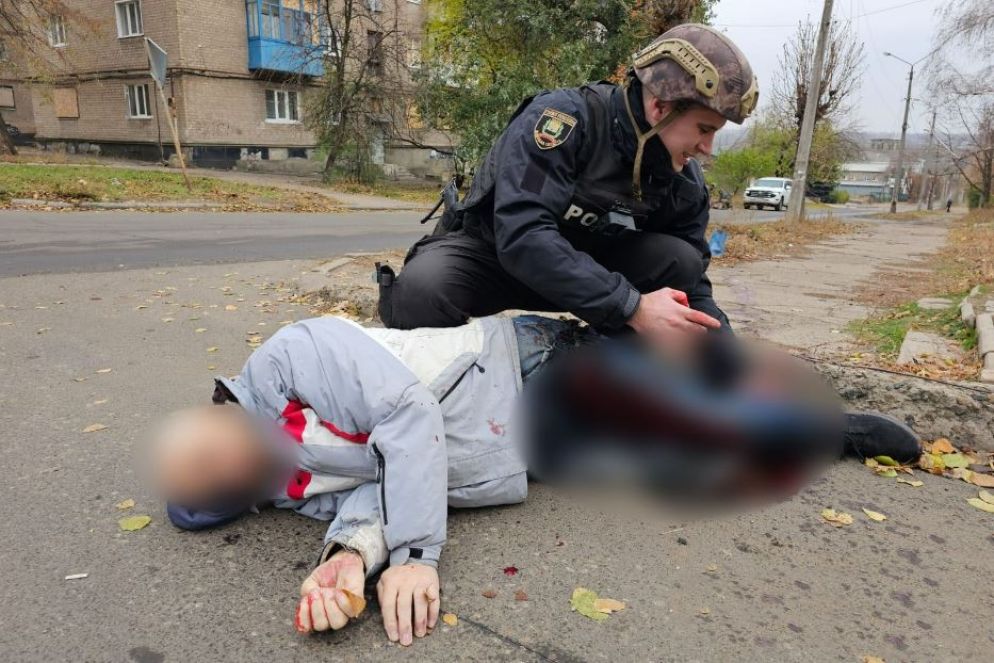 I poliziotti della squadra “Angeli bianchi” recuperano i cadaveri di chi viene ucciso dai bombardamenti nei villaggi lungo il fronte nella regione di Donetsk - Polizia di Donetsk