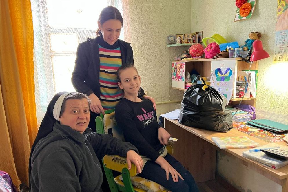 Oksana Crevenka, con la figlia disabile Sofia, che non è riuscita a caricare la carrozzina in treno - Gambassi