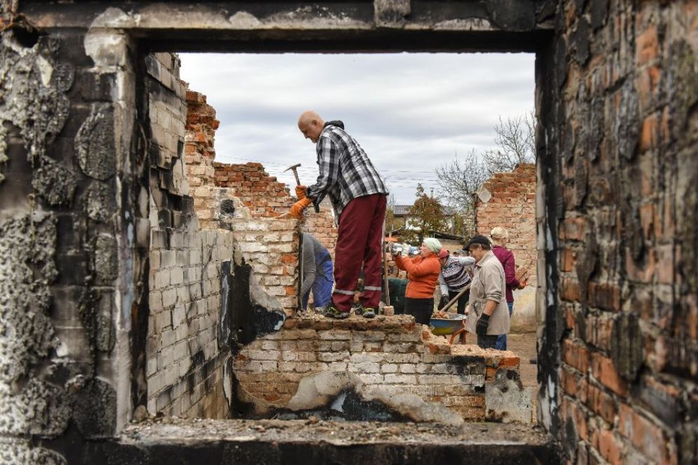 La distruzione dopo un attacco russo in un villaggio lungo il confine della regione di Chernihiv - Ansa