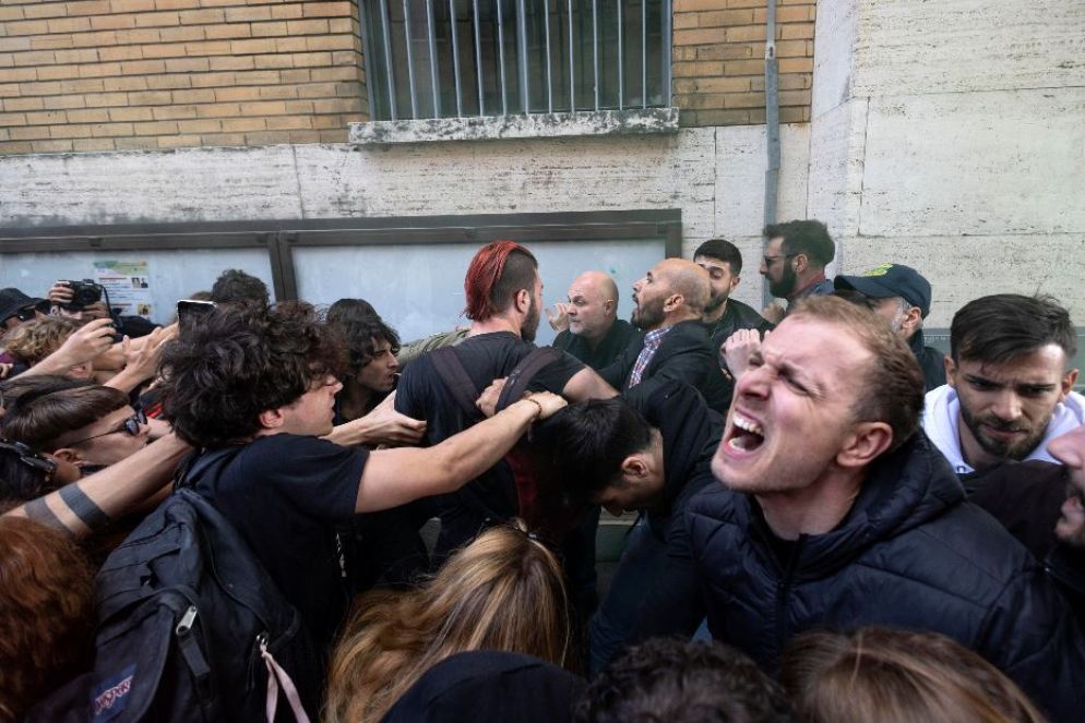 Momenti di tensione alla Sapienza dopo la decisione del Senato accademico - Ansa