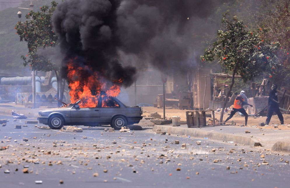Auto in fiamme nel centro della capitale senegalese - Reuters