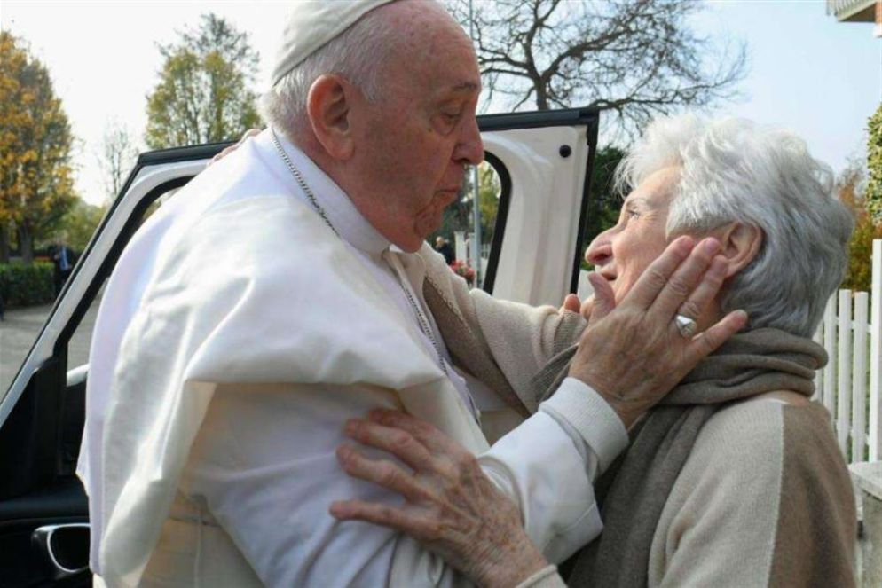 Il Papa abbraccia la cugina Carla Rabezzana - Vatican Media