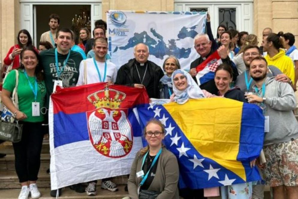 L’arcivescovo di Belgrado, Ladislav Nemet, con i giovani serbi all'incontro del Mediterraneo a Marsiglia - Arcidiocesi di Belgrado