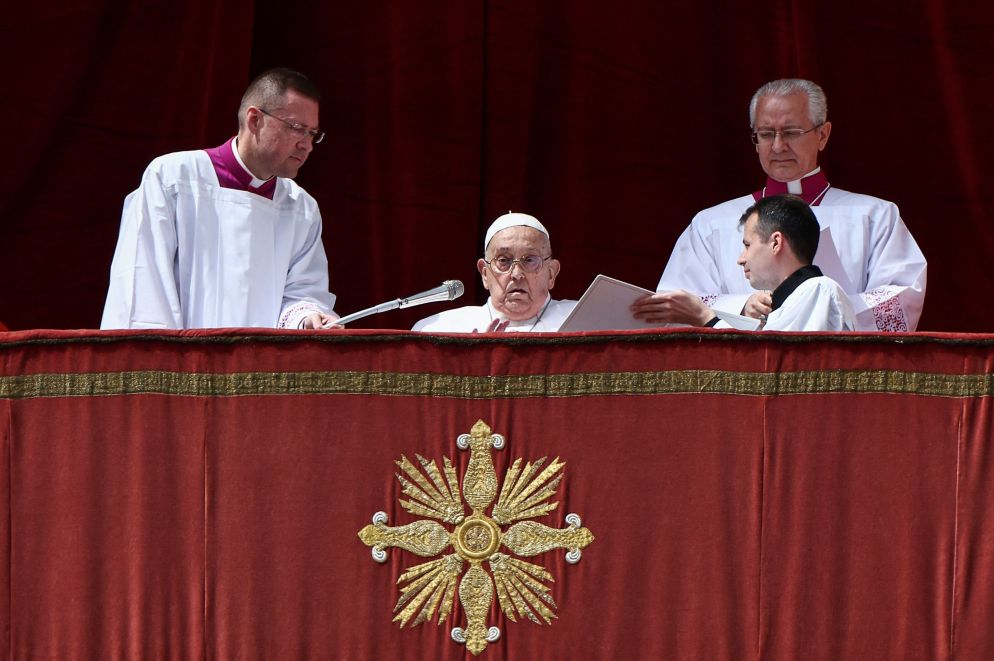 Il Papa benedice la folla nel giorno di Pasqua - Reuters