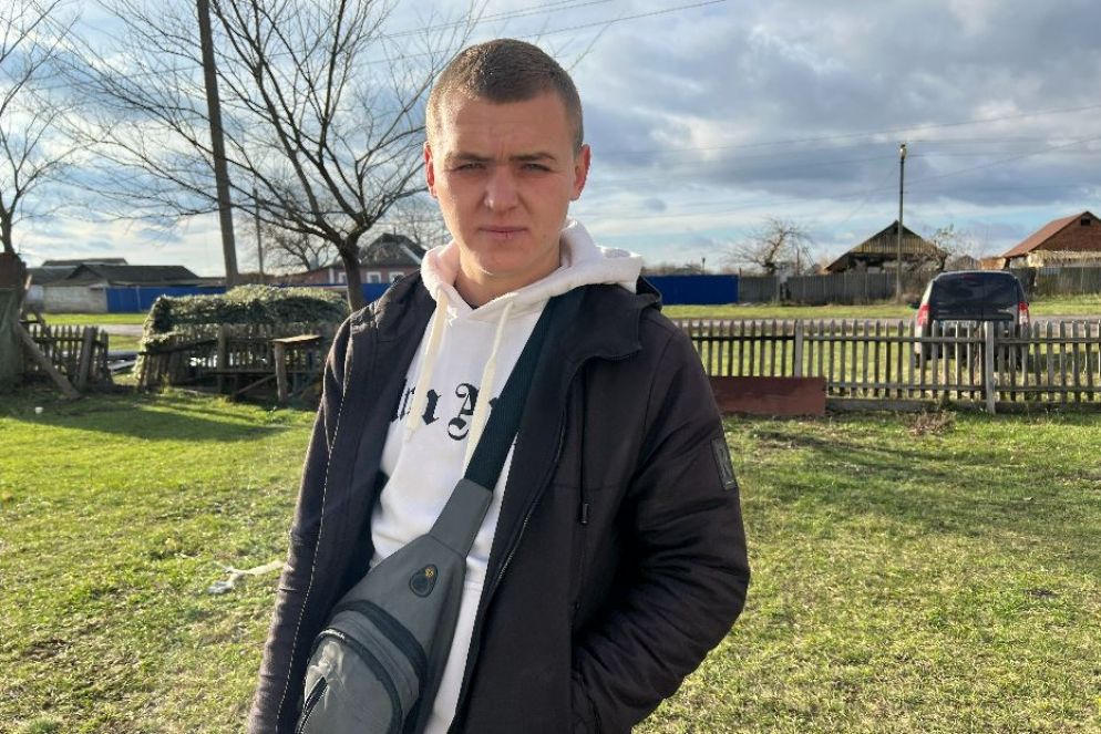 Il 23enne Oleksandr Mukhovatiy che nella strage ha perso i genitori e farà da padre alla sorella di 15 anni - Gambassi
