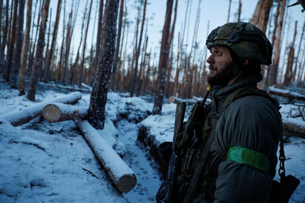 Un soldato di vedetta in prima linea vicino alla cittadina di Kreminna nell'Ucraina orientale - Reuters