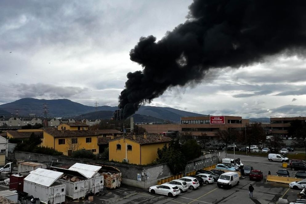 La nube di fumo nero dopo l'esplosione nel deposito Eni di Calenzano - ANSA
