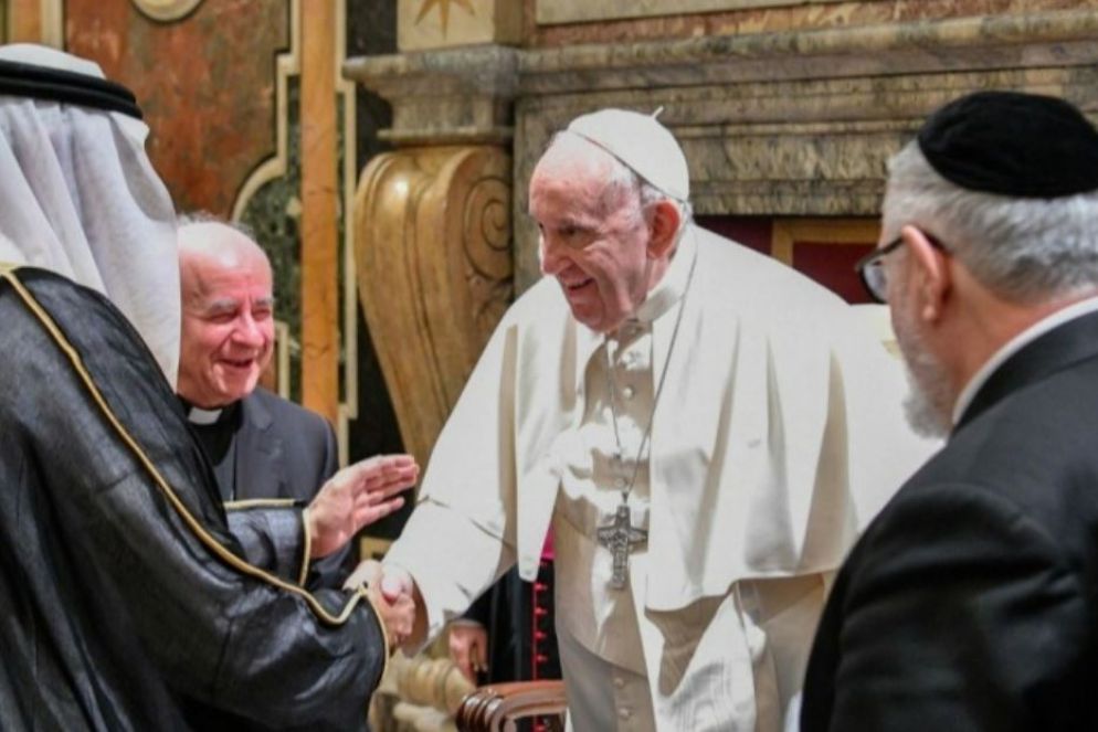 Il Papa con i firmatari del documento (alla sua destra monsignor Vincenzo Paglia) - Vatican Media