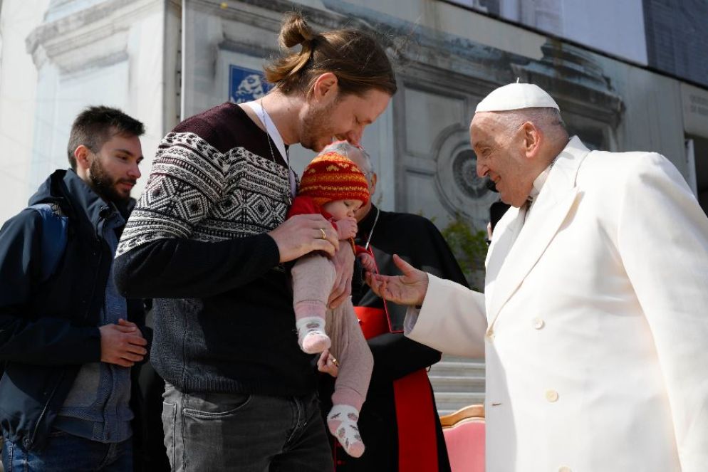 La carezza del Papa a un bimbo - Ansa