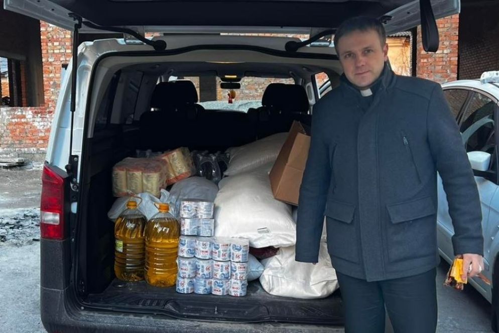 Il vescovo Oleksandr Yazlovetskiy con un carico di aiuti - Caritas-Spes
