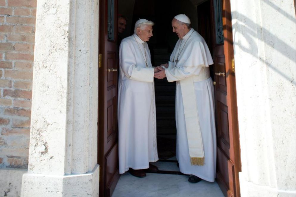 Uno storico incontro all'ingresso del Mater Ecclesiae tra Bendetto XVI e Francesco nel maggio 2013 - ANSA
