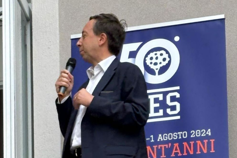 Il presidente del Faes Giovanni De Marchi durante una manifestazione celebrativa per i 50 anni delle scuole - -