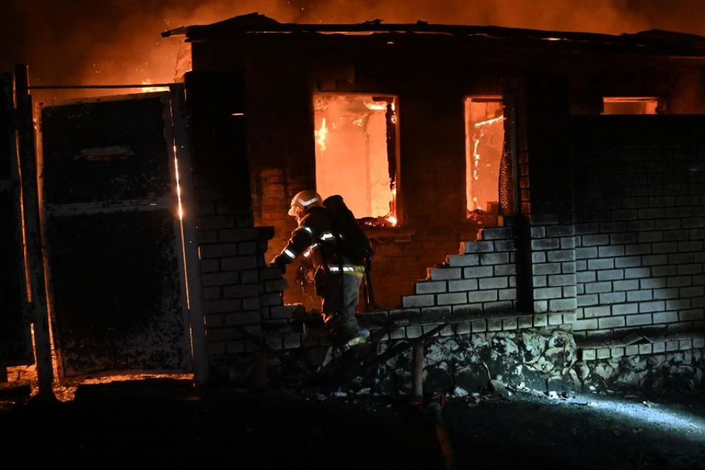 Le fiamme che avvolgono le case di Kharkiv dopo l'attacco dei droni russi - Ansa