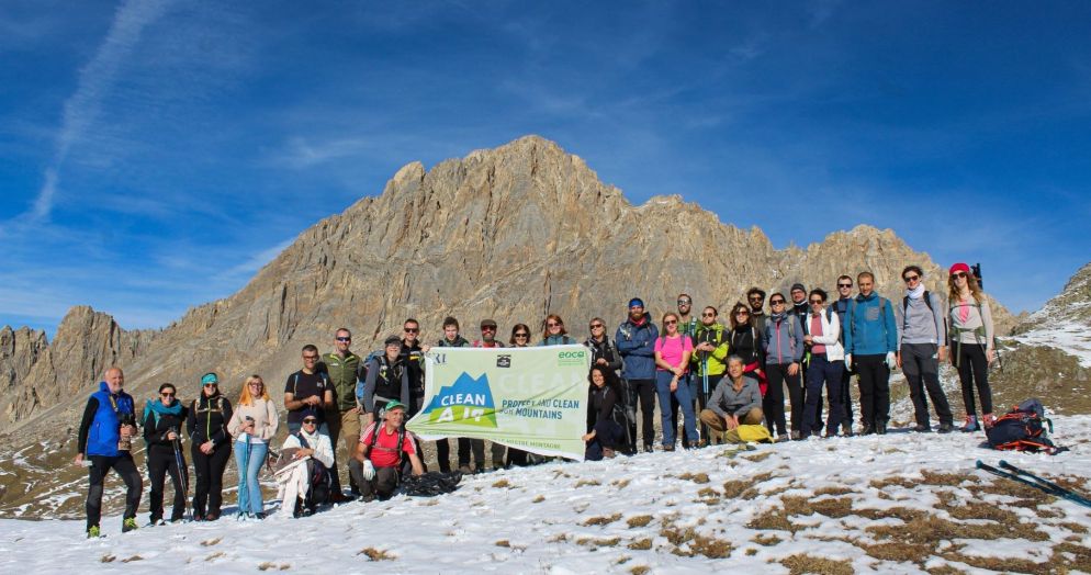 Un gruppo di ricercatori e volontari