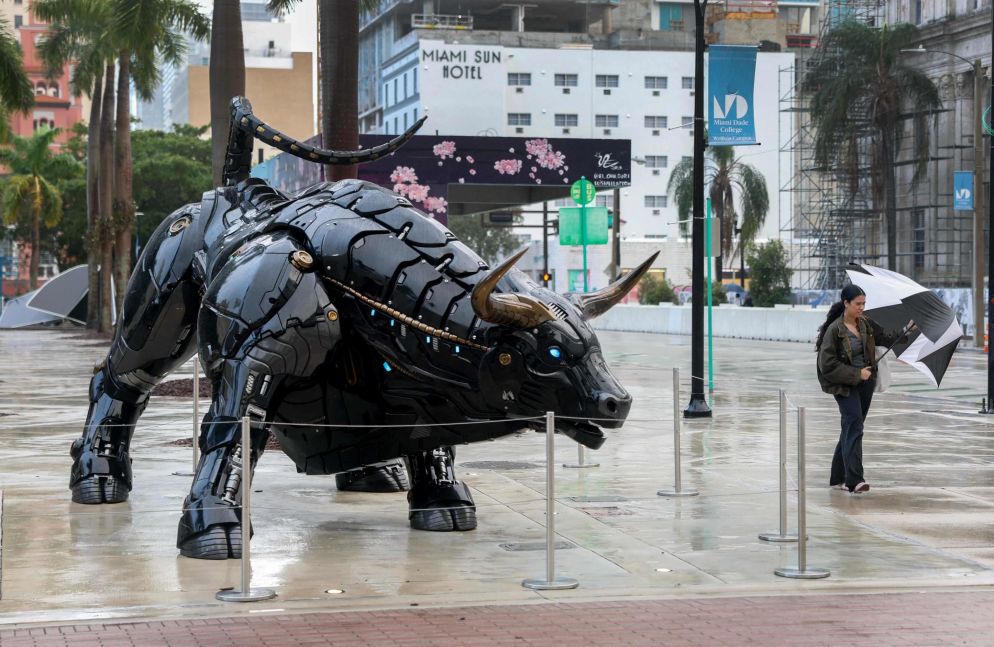 La statua del toro di Wall Street "adattato" ai bitcoin a Miami - Ansa