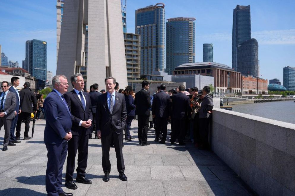 Antony Blinken (al centro) in vista al Bund di Shanghai - ANSA