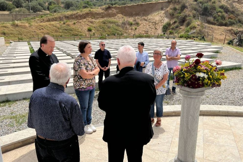 La preghiera del cardinale Bassetti nel cimitero di Armo dove è stato creato il memoriale delle vittime del mare - Gambassi