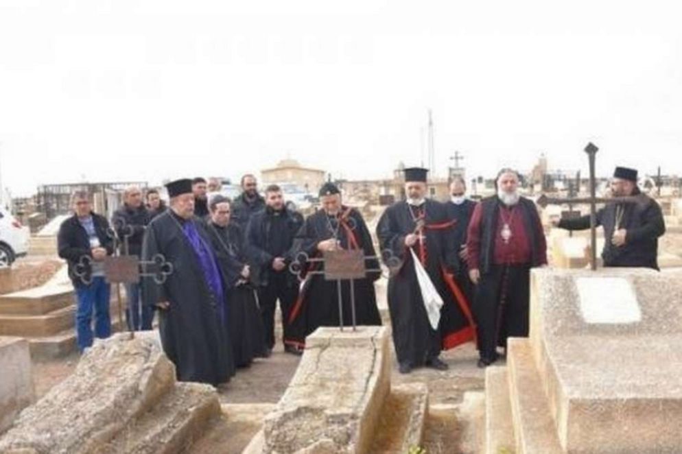 Il patriarca siro-cattolico di Antiochia, Ignazio Youssef III Younan mentre prega a dicembre davanti alle tombe dei caduti cristiani nella città di al-Hasaka in Siria - Syr-cath.org